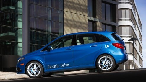 Mercedes heeft in New York de B-klasse Electric Drive onthuld. De auto zou 200 kilometer lokaal emissievrij kunnen rijden, maar heeft desondanks een pittige inborst met een 136 pk sterke elektromotor.