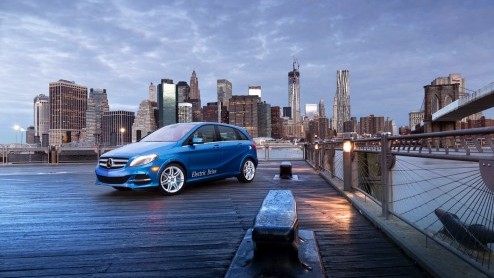 Mercedes heeft in New York de B-klasse Electric Drive onthuld. De auto zou 200 kilometer lokaal emissievrij kunnen rijden, maar heeft desondanks een pittige inborst met een 136 pk sterke elektromotor.