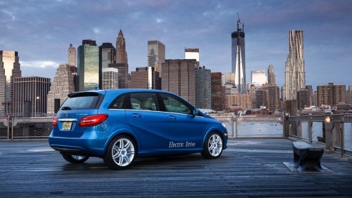 Mercedes heeft in New York de B-klasse Electric Drive onthuld. De auto zou 200 kilometer lokaal emissievrij kunnen rijden, maar heeft desondanks een pittige inborst met een 136 pk sterke elektromotor.