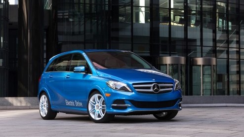 Mercedes heeft in New York de B-klasse Electric Drive onthuld. De auto zou 200 kilometer lokaal emissievrij kunnen rijden, maar heeft desondanks een pittige inborst met een 136 pk sterke elektromotor.