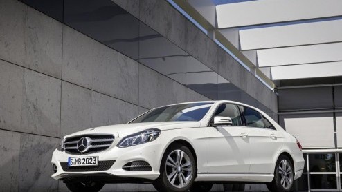 Ook voor de vernieuwde Mercedes-Benz E-klasse heeft de Duitse fabrikant een aardgasversie in petto. De E 200 NGD rijdt zowel op benzine als op aardgas, arriveert in december in ons land en komt in aan