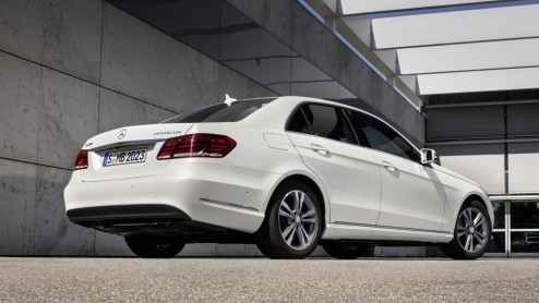 Ook voor de vernieuwde Mercedes-Benz E-klasse heeft de Duitse fabrikant een aardgasversie in petto. De E 200 NGD rijdt zowel op benzine als op aardgas, arriveert in december in ons land en komt in aan