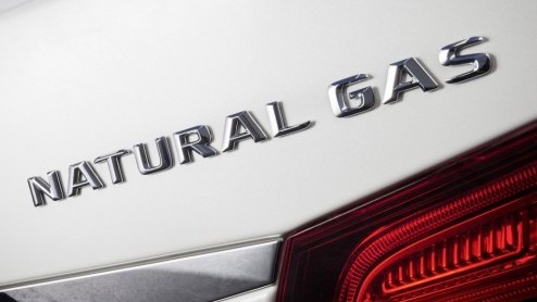 Ook voor de vernieuwde Mercedes-Benz E-klasse heeft de Duitse fabrikant een aardgasversie in petto. De E 200 NGD rijdt zowel op benzine als op aardgas, arriveert in december in ons land en komt in aan