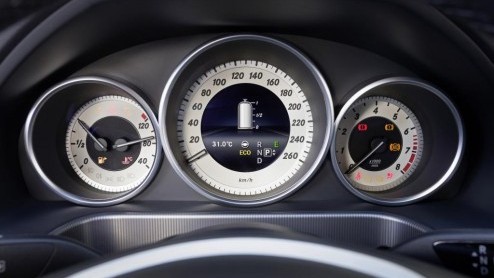 Ook voor de vernieuwde Mercedes-Benz E-klasse heeft de Duitse fabrikant een aardgasversie in petto. De E 200 NGD rijdt zowel op benzine als op aardgas, arriveert in december in ons land en komt in aan