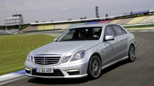De E 63 AMG van Mercedes-Benz moet er aan geloven. De 6.2 liter V8 wordt later dit jaar omgewisseld voor de nieuwe 5.5 liter variant. Dankzij het gebruik van twee turbo's is er aan kracht geen gebrek.