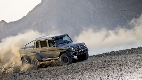 Mercedes-Benz heeft een bijzondere G-klasse in elkaar geknutseld. Gewoon, omdat het kan. Maak kennis met deze G63 AMG 6x6 showauto, een off-roader die werkelijk nergens voor terugdeinst.