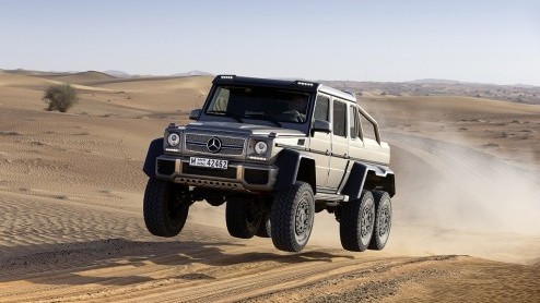 Mercedes-Benz heeft een bijzondere G-klasse in elkaar geknutseld. Gewoon, omdat het kan. Maak kennis met deze G63 AMG 6x6 showauto, een off-roader die werkelijk nergens voor terugdeinst.