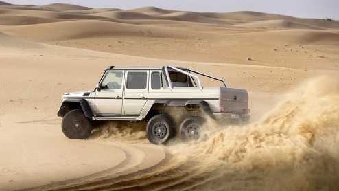Mercedes-Benz heeft een bijzondere G-klasse in elkaar geknutseld. Gewoon, omdat het kan. Maak kennis met deze G63 AMG 6x6 showauto, een off-roader die werkelijk nergens voor terugdeinst.