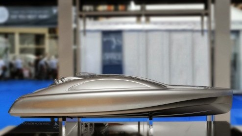 De Style-divisie van Mercedes-Benz heeft in samenwerking met Silver Arrows Marine tijdens de Monaco Yacht Show het definitieve exterieur- en interieurdesign gepresenteerd van de ARROW460 Granturismo.