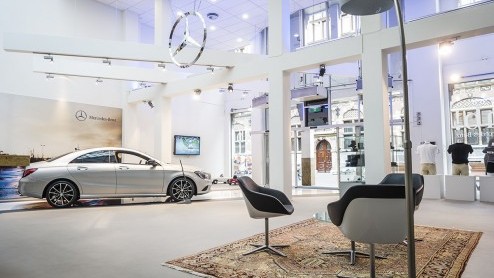 Mercedes-Benz heeft op 1 juni de mb!-store aan de Lange Poten in Den Haag geopend. Een winkel waar het publiek kan kennismaken met de A-klasse, B-klasse en CLA