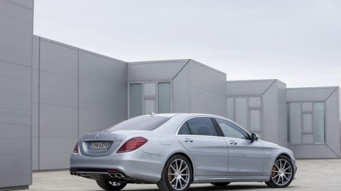 Mercedes introduceert de nieuwe S 63 AMG, met achter- of vierwielaandrijving. Voorin ligt altijd de 5.5 liter biturbo met 585 pk.