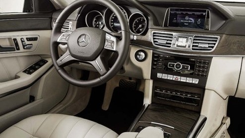 Het nieuwe gezicht van de vernieuwde Mercedes-Benz E-klasse was al geen geheim meer. De Duitsers maken nu ook alle details bekend en wat blijkt de vernieuwde E-klasse heeft twee gezichten.