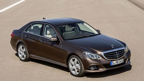Het nieuwe gezicht van de vernieuwde Mercedes-Benz E-klasse was al geen geheim meer. De Duitsers maken nu ook alle details bekend en wat blijkt de vernieuwde E-klasse heeft twee gezichten.