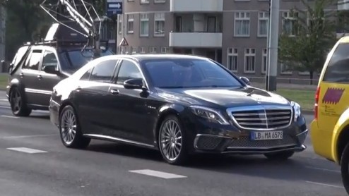 De nieuwe Mercedes S65 AMG is ook geen geheim meer. Afgelopen weekend reed de ber-S zonder camouflage rond in Rotterdam voor een reclamespot.