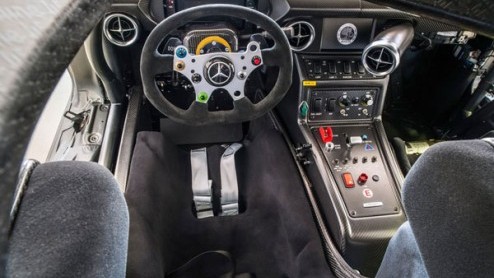 AMG, de huistuner van Mercedes-Benz, bestaat 45 jaar. Reden voor een klein feestje en diverse jubileummodellen, zoals deze SLS AMG GT3 45th Anniversary. Een gelimiteerde uitvoering met een gepeperd pr