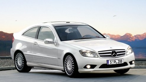 We lieten onlangs al spionagefotos van de Mercedes CLC zien, en nu is er een eerste teaser van een productieversie de wereld in gestuurd. Heel schokkend nieuws is het niet, we wisten al dat de neus v