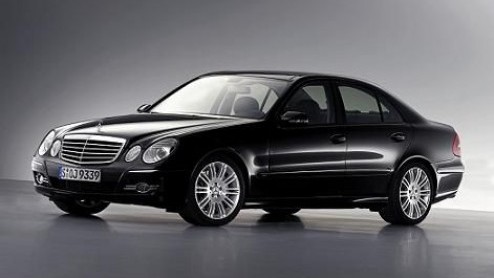 Mercedes-Benz betreedt de zakelijke markt met twee tijdelijke uitvoeringen van de E-Klasse; de Business Edition en de Special Edition. Voor een geringe meerprijs is deze statige Duitser voorzien van a