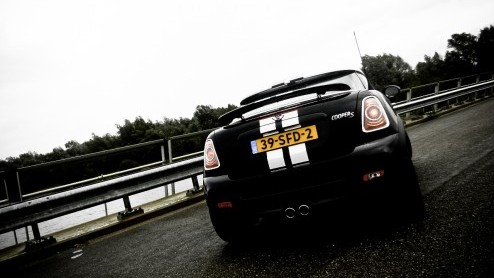 Een Mini met een lager dak. Afgezaagd? Niet als-ie Mini Coup heet! De nieuwste variant is er n voor de echte scheurneuzen. Als Cooper S met John Cooper Works DNA zet de nieuwe telg helemaal zijn be