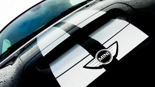Een Mini met een lager dak. Afgezaagd? Niet als-ie Mini Coup heet! De nieuwste variant is er n voor de echte scheurneuzen. Als Cooper S met John Cooper Works DNA zet de nieuwe telg helemaal zijn be