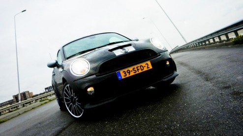 Een Mini met een lager dak. Afgezaagd? Niet als-ie Mini Coup heet! De nieuwste variant is er n voor de echte scheurneuzen. Als Cooper S met John Cooper Works DNA zet de nieuwe telg helemaal zijn be