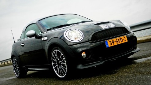 Een Mini met een lager dak. Afgezaagd? Niet als-ie Mini Coup heet! De nieuwste variant is er n voor de echte scheurneuzen. Als Cooper S met John Cooper Works DNA zet de nieuwe telg helemaal zijn be