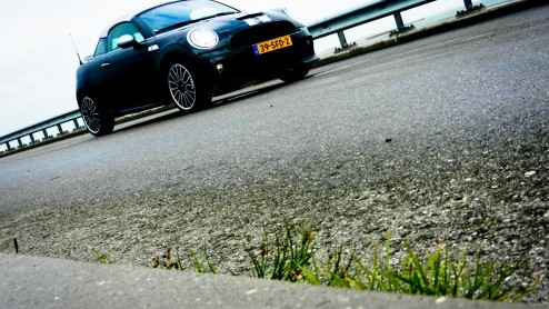 Een Mini met een lager dak. Afgezaagd? Niet als-ie Mini Coup heet! De nieuwste variant is er n voor de echte scheurneuzen. Als Cooper S met John Cooper Works DNA zet de nieuwe telg helemaal zijn be