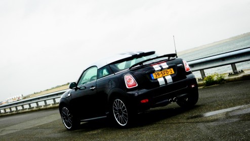 Een Mini met een lager dak. Afgezaagd? Niet als-ie Mini Coup heet! De nieuwste variant is er n voor de echte scheurneuzen. Als Cooper S met John Cooper Works DNA zet de nieuwe telg helemaal zijn be
