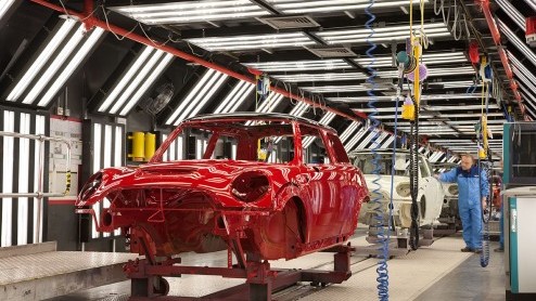 Deze maand is het exact 100 jaar geleden dat de eerste auto van de band rolde in de Mini-fabriek in Oxford.