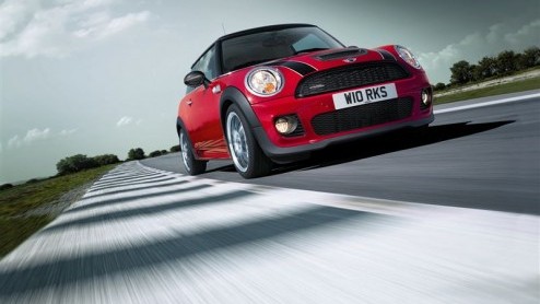 Op de Autosalon van Genve konden we al kennismaken met de Mini John Cooper Works en Mini John Cooper Works Clubman. Vanaf augustus betreden deze sportievelingen de Nederlandse wegen. Daarom zijn de p