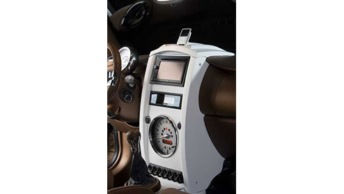 Laat Pioneer en MS Design los op een Mini, en dit is het exclusieve resultaat. Een tot pick-up omgebouwde Mini Cabriolet, vol met entertainment en ander vertier. Deze matgelakte choco-witte Brit is
