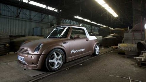 Laat Pioneer en MS Design los op een Mini, en dit is het exclusieve resultaat. Een tot pick-up omgebouwde Mini Cabriolet, vol met entertainment en ander vertier. Deze matgelakte choco-witte Brit is