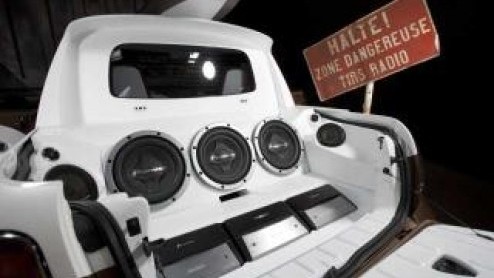 Laat Pioneer en MS Design los op een Mini, en dit is het exclusieve resultaat. Een tot pick-up omgebouwde Mini Cabriolet, vol met entertainment en ander vertier. Deze matgelakte choco-witte Brit is