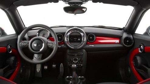 Mini heeft het doek getrokken van de Mini Coup. De Nederlandse importeur heeft gelijk ook alvast de prijzen bekend gemaakt. De afgeplatte Mini is te koop vanaf 24.350 euro.