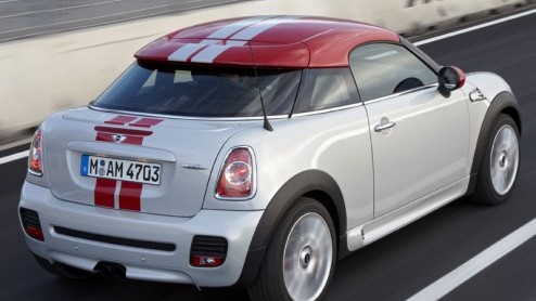 Mini heeft het doek getrokken van de Mini Coup. De Nederlandse importeur heeft gelijk ook alvast de prijzen bekend gemaakt. De afgeplatte Mini is te koop vanaf 24.350 euro.
