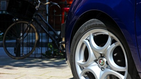 Okee, een tweecilinder in een Panda is nog tot daar aan toe, maar in een Alfa? Toch beloven de Italianen veel met de MiTo TwinAir veel goeds; 85 pk turbokracht, een laag verbruik en leuke fiscale voor