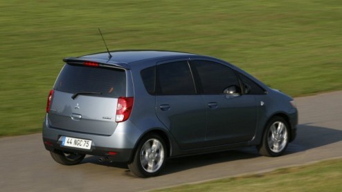 Mitsubishi voert een beetje actie met de Colt. De prijs van de vijfdeurs is tijdelijk identiek aan die van de driedeurs. '5 voor 3' noemt de importeur dat.