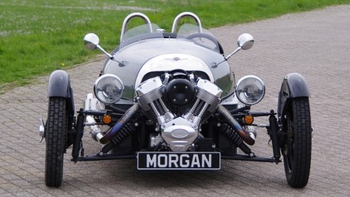 Men kan zich afvragen of iemand die een Morgan Three Wheeler koopt wel bij zijn volle verstand is. Geen dak, geen deuren, geen voorruit, geen verwarming, eigenlijk in het geheel geen comfort  en dat
