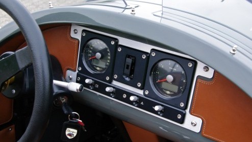 Men kan zich afvragen of iemand die een Morgan Three Wheeler koopt wel bij zijn volle verstand is. Geen dak, geen deuren, geen voorruit, geen verwarming, eigenlijk in het geheel geen comfort  en dat