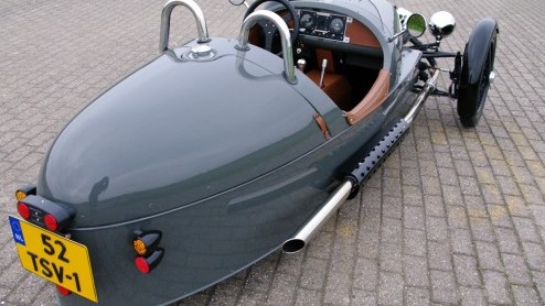 Men kan zich afvragen of iemand die een Morgan Three Wheeler koopt wel bij zijn volle verstand is. Geen dak, geen deuren, geen voorruit, geen verwarming, eigenlijk in het geheel geen comfort  en dat