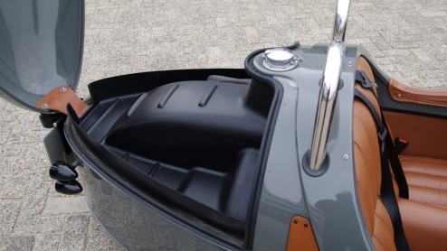 Men kan zich afvragen of iemand die een Morgan Three Wheeler koopt wel bij zijn volle verstand is. Geen dak, geen deuren, geen voorruit, geen verwarming, eigenlijk in het geheel geen comfort  en dat