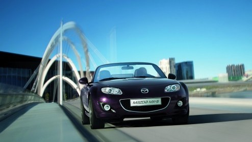 Nu het voorjaar feitelijk op komst is komt de MX-5 weer om de hoek kijken. Mazda introduceert de MX-5 Kyudo, een speciale uitvoering met onder meer bruin leder en gentegreerde navi. Das prettig toer