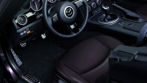 Nu het voorjaar feitelijk op komst is komt de MX-5 weer om de hoek kijken. Mazda introduceert de MX-5 Kyudo, een speciale uitvoering met onder meer bruin leder en gentegreerde navi. Das prettig toer