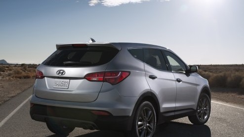 Zojuist is in New York het doek van de nieuwe generatie Santa Fe afgetrokken. De kersverse Hyundai vertegenwoordigt Storm Edge design en is - we kunnen er niet omheen - veel zuiniger dan zijn voorgang