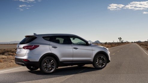 Zojuist is in New York het doek van de nieuwe generatie Santa Fe afgetrokken. De kersverse Hyundai vertegenwoordigt Storm Edge design en is - we kunnen er niet omheen - veel zuiniger dan zijn voorgang