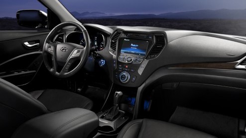 Zojuist is in New York het doek van de nieuwe generatie Santa Fe afgetrokken. De kersverse Hyundai vertegenwoordigt Storm Edge design en is - we kunnen er niet omheen - veel zuiniger dan zijn voorgang