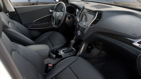 Zojuist is in New York het doek van de nieuwe generatie Santa Fe afgetrokken. De kersverse Hyundai vertegenwoordigt Storm Edge design en is - we kunnen er niet omheen - veel zuiniger dan zijn voorgang