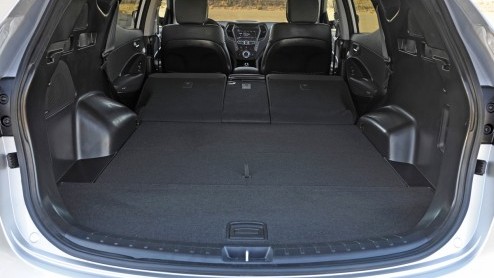 Zojuist is in New York het doek van de nieuwe generatie Santa Fe afgetrokken. De kersverse Hyundai vertegenwoordigt Storm Edge design en is - we kunnen er niet omheen - veel zuiniger dan zijn voorgang