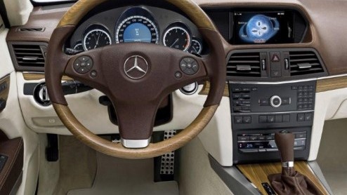 De eerste signalen dat internet zijn toevlucht vindt in de auto komen langszaam op gang. Dit keer is het de beurt aan Mercedes-Benz met het myCOMAND project, waarin gestudeerd wordt op een op het inte