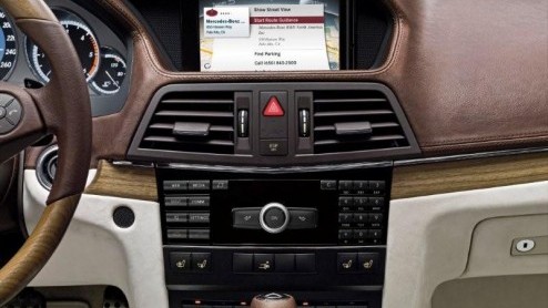 De eerste signalen dat internet zijn toevlucht vindt in de auto komen langszaam op gang. Dit keer is het de beurt aan Mercedes-Benz met het myCOMAND project, waarin gestudeerd wordt op een op het inte