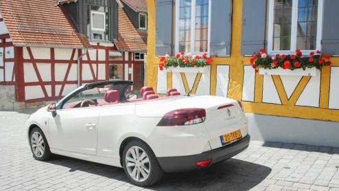 Als het weer eens echt zomer is moet je het er gewoon van nemen. Renault stuurde ons daarom met alle plezier op pad in een Mgane Coup-Cabriolet Floride, de exclusief uitgevoerde cabrio met inklapb